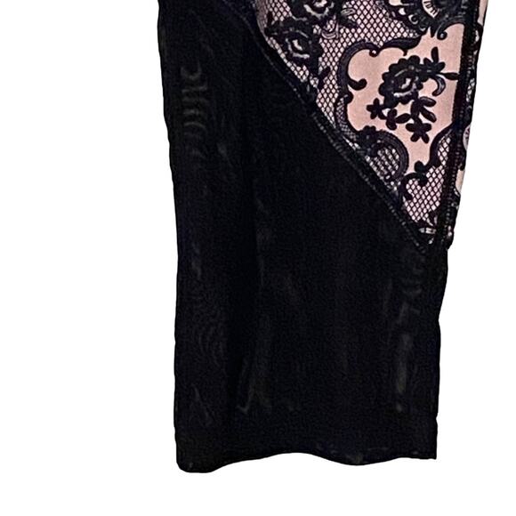 Fabletics Woman's Size Medium Black Pink Mesh Hems Cropped Athleisure Leggings - Picture 6 of 7